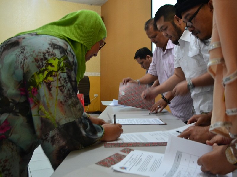 PENANDATANGANAN KONTRAK KERJA DIVISI TAHUN 2016/2017_ypdhky_penandatanganan-kontrak-kerja-divisi--tahun-20162017_483499.jpg ypdhky_penandatanganan-kontrak-kerja-divisi--tahun-20162017_483499.jpg